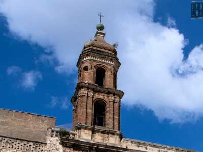 Sul tetto spicca il campanile, di oltre 30 metri di altezza, diviso in due ordini con lesene a capitelli corinzi e coronamento a cipolla